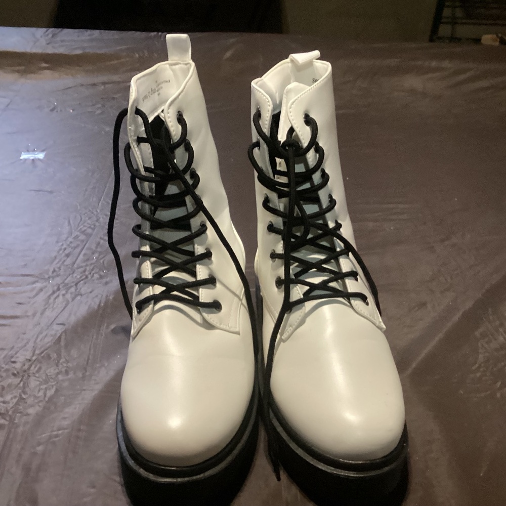Seven Dials size 9.5 ladies in white